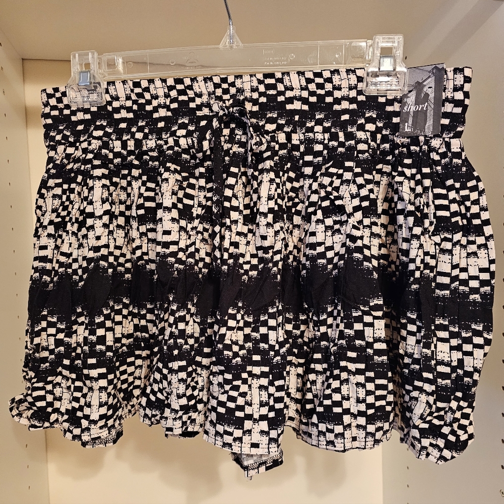 New York and Company Brand New with tags soft shorts size large